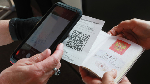 Россияне смогут создать на "Госуслугах" QR-код и предъявлять его вместо паспорта