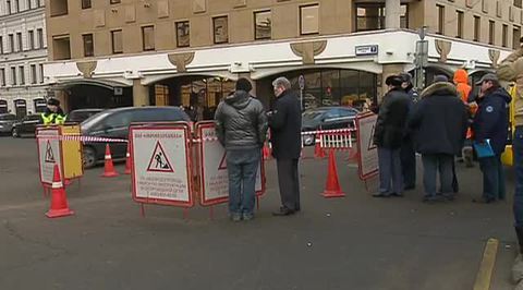 Аварийные службы приступили к ликвидации провала грунта в центре Москвы