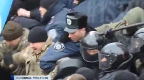 Букет, книга и шляпа от президента: юбилей Алисы Фрейндлих