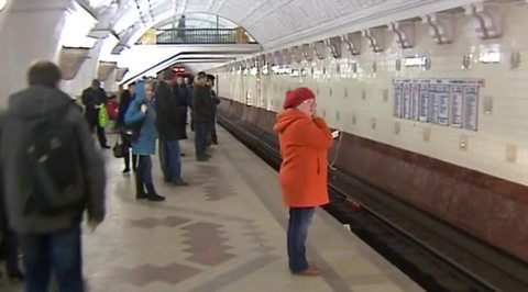 Экстремалы устроили свидание на рельсах метро