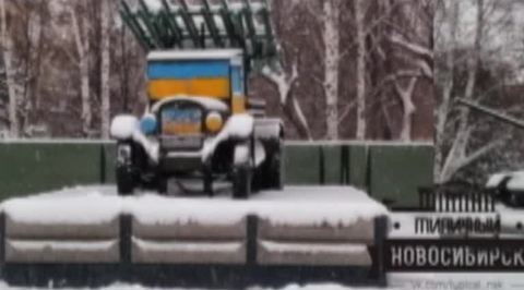 Ленина и военную технику в Новосибирске раскрасили в цвета украинского флага