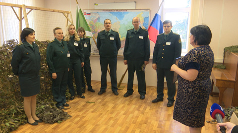 В свободное время, всем коллективом. Более 30 маскировочных сетей передали сотрудники таможни участникам СВО