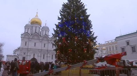 В Кремле нарядили главную новогоднюю елку страны