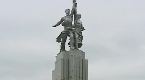 Любое строительство рядом с "Рабочим и колхозницей" запрещено