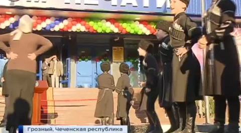 В плену снегопада: в центре России разгребают сугробы и стоят в пробках