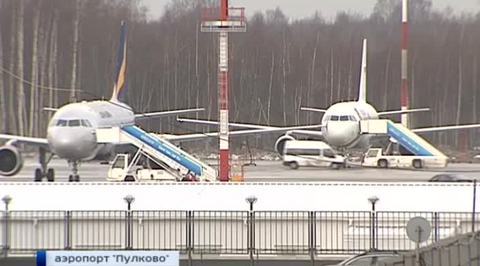 В плену снегопада: в центре России разгребают сугробы и стоят в пробках