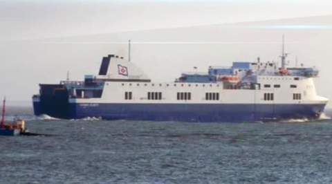 Пассажиров горящего парома Norman Atlantic эвакуируют