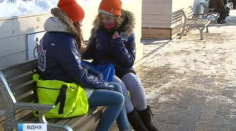 На ВДНХ заработали теплые скамейки