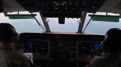 Катастрофа самолета AirAsia: поиску погибших мешает погода