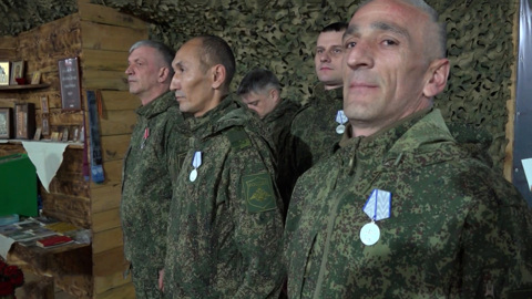 Бойцы группировки "Восток" выбивают врага из укреплений не числом, а умением