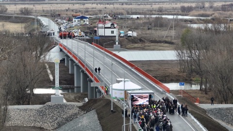 В России синхронно запустили движение по новым мостам и дорогам