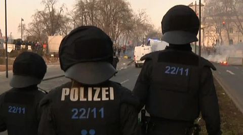 В Германии противники политики ЕЦБ закидали полицейских камнями
