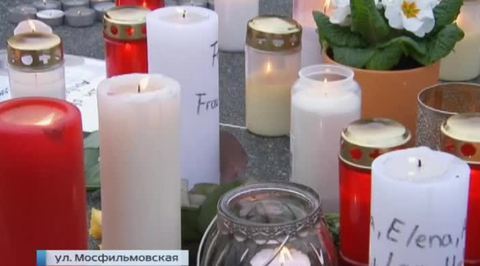 Москвичи несут цветы к посольствам Германии и Испании