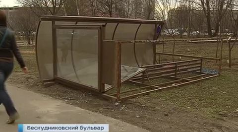 На севере Москвы на пенсионерку упала автобусная остановка