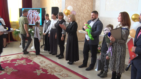В Приамурье вручили награды многодетным матерям и женам участников СВО