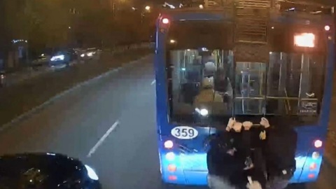Обзор соцсетей: полярное сияние, невезучие столбы, трудности парковки, призыв к зацеперам, лиса и ёжик в Марий Эл