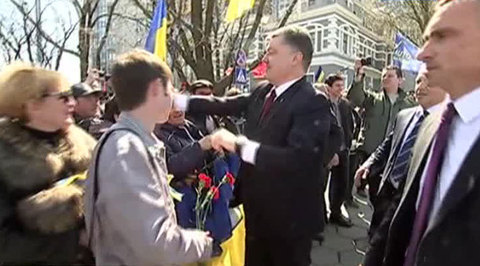 Украина признала заслуги бойцов УПА: красное знамя теперь вне закона