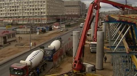 На Волоколамском шоссе из-за строительства эстакады ограничено движение