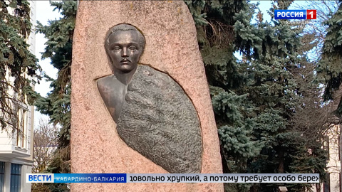 Студенты КБГУ и «Эрмитаж Кавказ» отреставрировали бюст Лермонтова в Нальчике