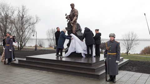 В Курчатове торжественно открыт памятник Герою России Сергею Чебнёву