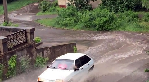 Ливень в Липецке: жителям посоветовали надеть водолазные костюмы