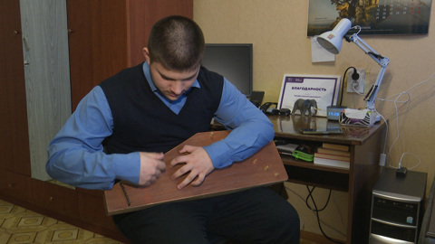 Хотел сделать гитару, а в итоге смастерил гусли. "Вести" познакомились с юным мастером и его наставником из Струг Красных
