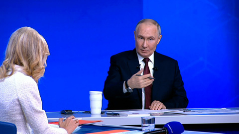 Путин пообещал решить проблему снижения поддержки семей из-за повышения доходов