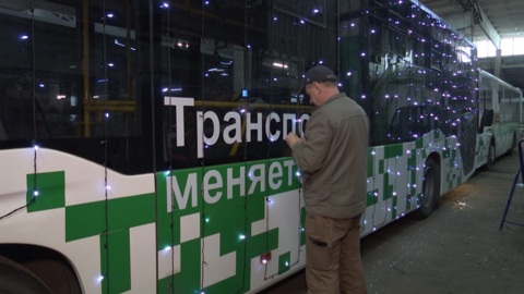 В областном центре три пассажирских автобуса на городских маршрутах украсили новогодним убранством