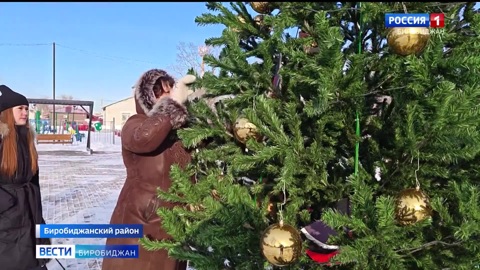 Жители села Птичник дружно и с заботой о природе нарядили главную новогоднюю красавицу и центральную площадь