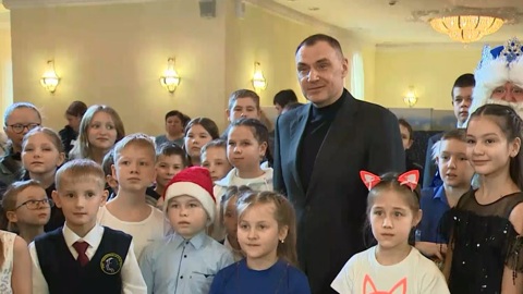 Глава Марий Эл вручил подарки детям участников СВО на новогодней ёлке в Театре кукол