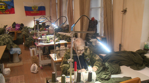 Волонтеры из Острова подготовили военнослужащим теплые зимние вещи. Съемочная группа "Вестей" наблюдала за творческим процессом
