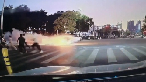 В Китае электровелосипед курьера взорвался во время движения