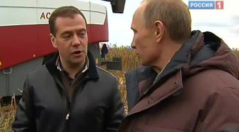 Медведев и Путин вышли в поле