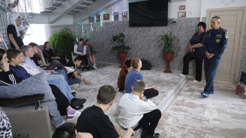 Сотрудники амурского управления МЧС вручили новогодние подарки воспитанникам детского дома Ивановского округа