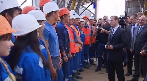 Медведев вышел в рукотворный космос посреди тайги