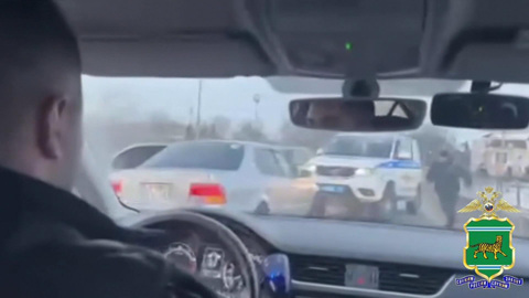 Лихач без прав с пакетом наркотиков протаранил патрульный автомобиль