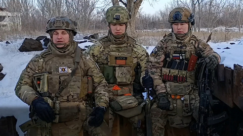 Три боевых товарища плечом к плечу идут к общей победе