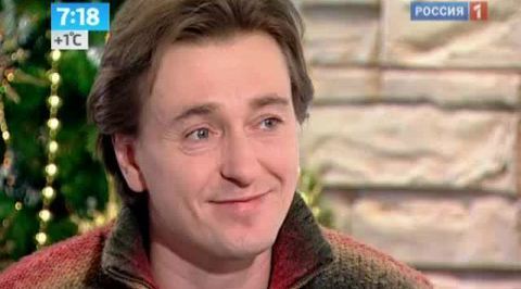 Сергей Безруков о любви, эпизодических ролях и новогодних зайчиках
