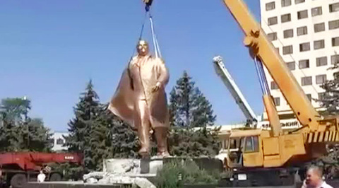Путь в Европу: активисты Ильичевска снесли памятник Ленину