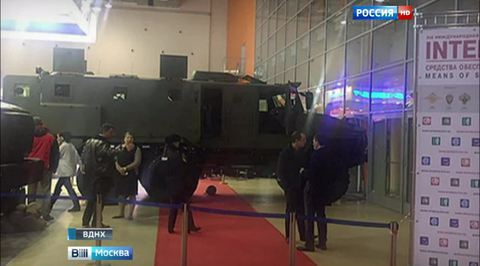 На выставке "Интерполитех" на ВДНХ грузовик съехал со стенда