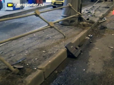 "Мобильный репортер": водитель на большой скорости снес ограждение АЗС