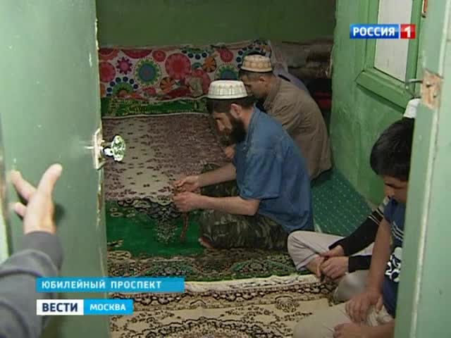 Подвал жилого дома в Химках стал общежитием для нелегалов