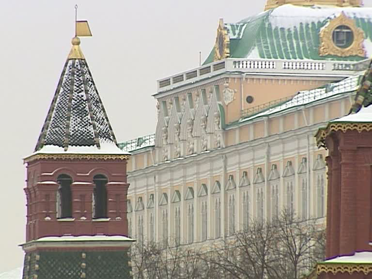 Кремль продлит сокращение зарплат, если не произойдет изменений к лучшему