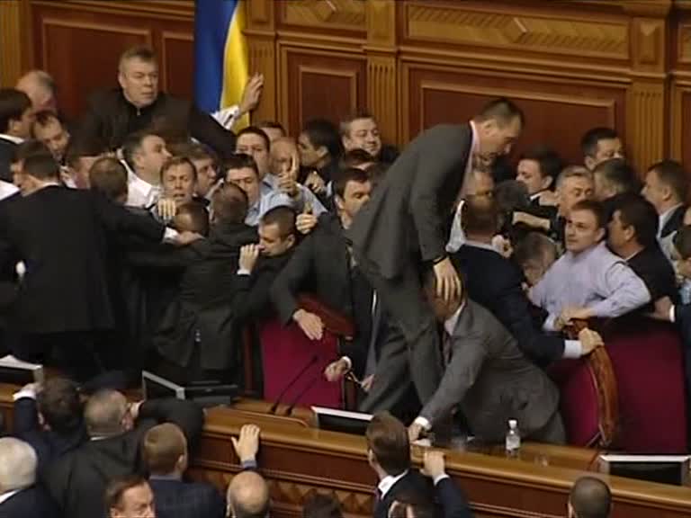 Оппозиция устроила драку в Верховной раде Украины