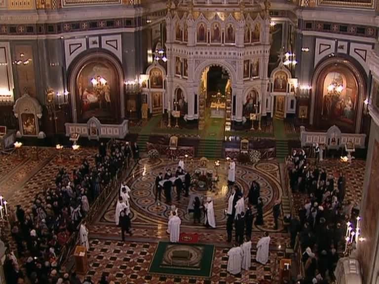 Вишневская похоронена на Новодевичьем кладбище рядом с Ростроповичем