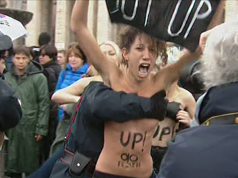 Активистки Femen разделись перед папой римским