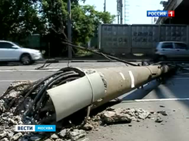 Под Новогиреевской эстакадой грузовик снес столб 