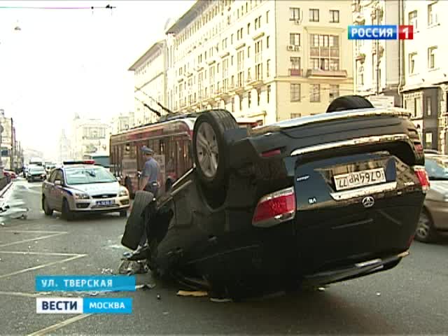 Тверскую парализовал перевернувшийся внедорожник 