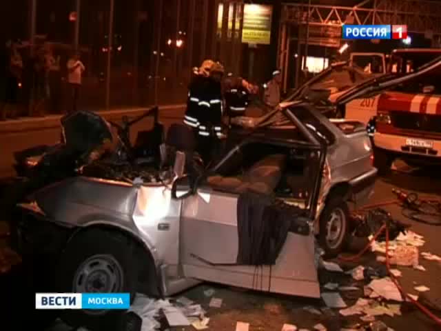 На улцице Мневники "Жигули" врезались в грузовик, погиб один человек