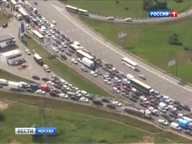 Отстояв в пробках, москвичи распластались на песке